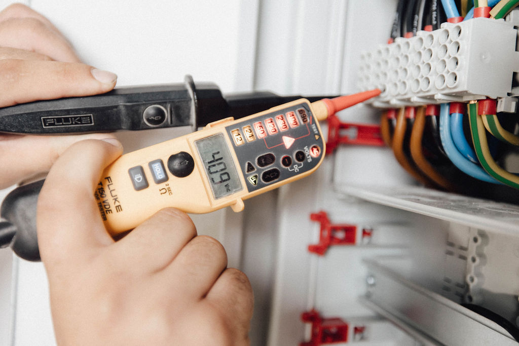Messgerät bei einer elektrotechnischen Prüfung